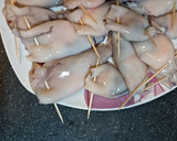 Foto del paso 5 de la receta: Chipirones en su tinta rellenos de langostinos