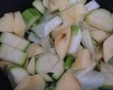 Foto del paso 2 de la receta: 🥣Crema de repollo y manzanas 🍏