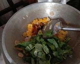 Foto langkah ke 3 dari resep Kwetiau goreng mix spinach and scrambled egg.