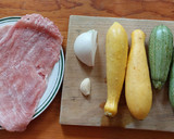 Foto del paso 1 de la receta: Bisteces de puerco con calabacitas, fácil y rápida