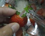 Foto langkah ke 1 dari resep Strawberry smothie.