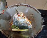 Foto langkah ke 2 dari resep Asam pedas kepala salmon.