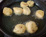 A picture of step 3 of Urad and Moong Dal Pakoda with Coconut Chutney.