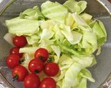 Hình bước làm 1 của món Salad bắp cải cà chua bi {塩キャベツサラダ🥗}