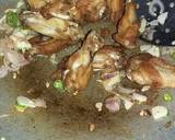 Sayap ayam goreng dengan cabe, bawang langkah memasak 4 foto