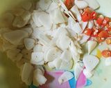 Foto langkah ke 2 dari resep Telor dadar bawang putih.