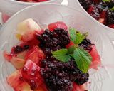 Pas rețetă Salată de pepeni, ananas și măr, cu sos de mure negre 3 fotografie