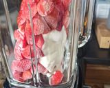 Une image de l'étape 1 de Yaourt glacé à la fraise 🍓.