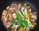 Foto langkah ke 4 dari resep Ayam tumis paprika.