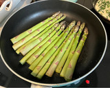 Foto del paso 7 de la receta: Salmón al horno con espárragos sobre cama de espinacas a la crema