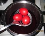 A picture of step 6 of Easter eggs with cold dye.