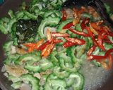Foto langkah ke 3 dari resep Oseng Pare Pedas.