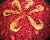 Foto del paso 7 de la receta: Paella roja de sepia y gamba alistada con fumet de alga fucus y rape