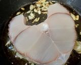 Foto del paso 3 de la receta: Tintorera con salsa de ajo al limón