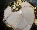 Foto del paso 3 de la receta: Tintorera con salsa de ajo al limón