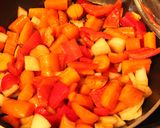 Foto del paso 2 de la receta: Patada deshueseada de pollos, en bandada, a hortalizas y demases