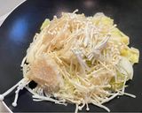 A picture of step 1 of Creamy Enoki Mushroom Stir-Fried Cabbage.