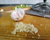 Foto del paso 5 de la receta: Pollo guisado con piñones