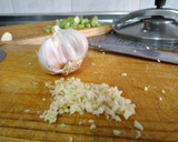 Foto del paso 5 de la receta: Pollo guisado con piñones