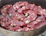 Foto del paso 2 de la receta: Bondiola al disco con cerveza y papas