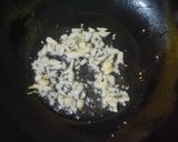 Foto langkah ke 2 dari resep Nasi Telur Ceplok Dengan Scallion Oil.