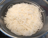 Foto del paso 2 de la receta: Fideos de arroz con pollo 🇨🇳