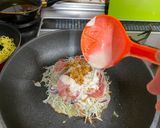 A picture of step 3 of Omu-Okonomiyaki (Japanese as-you-like pancake wrapped with egg).