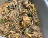 Foto langkah ke 5 dari resep Tumis Enoki Telur dengan daun bawang.