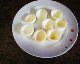 Foto del paso 2 de la receta Huevos de coral rellenos con pescado sobre escarola