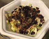 Une image de l'étape 5 de Salade de concombres marinés aux raisins et algues dulce.
