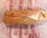 Foto del paso 3 de la receta: Pechuga de pollo rellena de jamón y queso envuelta con bacon ahumado