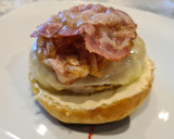 Foto del paso 11 de la receta: Hamburguesa de pollo al curry, cebolla caramelizada, queso-bacon