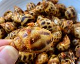 Hình bước làm 3 của món Ốc hương rang muối - cay cay mặn mặn - mồi nhậu