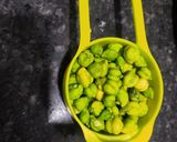 A picture of step 1 of Hara choliya palak salad.