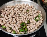 A picture of step 3 of Peanut sundal.