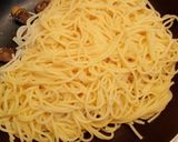 Foto del passaggio 8 della ricetta Spaghetti con Funghi Champignon Guanciale Crema di Parmigiano e Oro di Zafferano e Curcuma