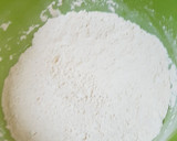 A picture of step 2 of Medhu pakoda.