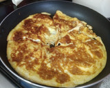 Foto del paso 3 de la receta: Crepa de huevos revueltos con frijoles refritos con chilorio