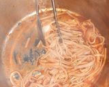 Foto del paso 3 de la receta: Comida de alacena que salva (fideos y salsa)