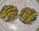 Foto del paso 4 de la receta: Galletas de arroz con requesón, espinacas y aguacate