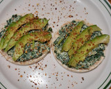 Foto del paso 4 de la receta: Galletas de arroz con requesón, espinacas y aguacate
