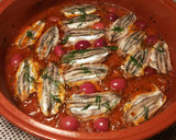 Foto del paso 12 de la receta: Cazuela de boqueroncillos, en salsa de tomate, ajo y perejil