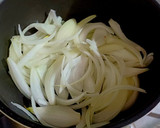 Foto del paso 2 de la receta: Empanadas de sardina con champiñones, cebolla caramelizada y huevo
