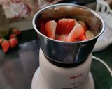 A picture of step 2 of Strawberry smoothie.