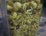 A picture of step 6 of Khatti meethi bhujiya.