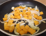 Foto del paso 2 de la receta: Salteado de cebolla, calabacín, champiñones y calabaza 🎃