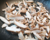 Foto del paso 2 de la receta: Filetes de lubina mar y montaña