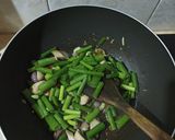 Foto langkah ke 4 dari resep Oseng Sosis Bunga Bawang.