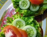 Foto langkah ke 3 dari resep Burger Telur Simpel 🥚🥬🥒🍅.