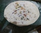 A picture of step 3 of Pyaz parantha.